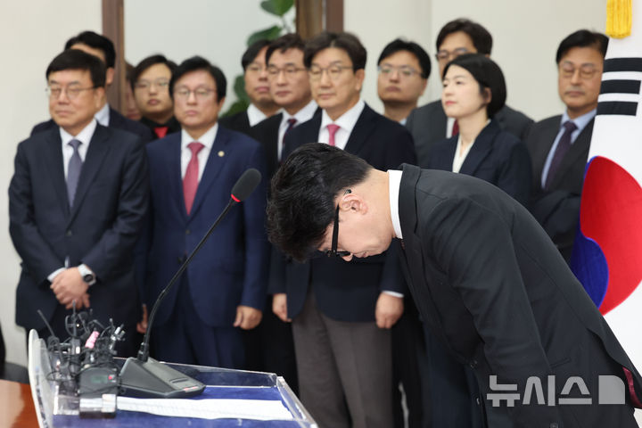 [서울=뉴시스] 권창회 기자 = 한동훈 국민의힘 대표가 16일 오전 서울 여의도 국회에서 열린 당대표 사퇴 기자회견에서 머리숙여 사과하고 있다. 2024.12.16. kch0523@newsis.com