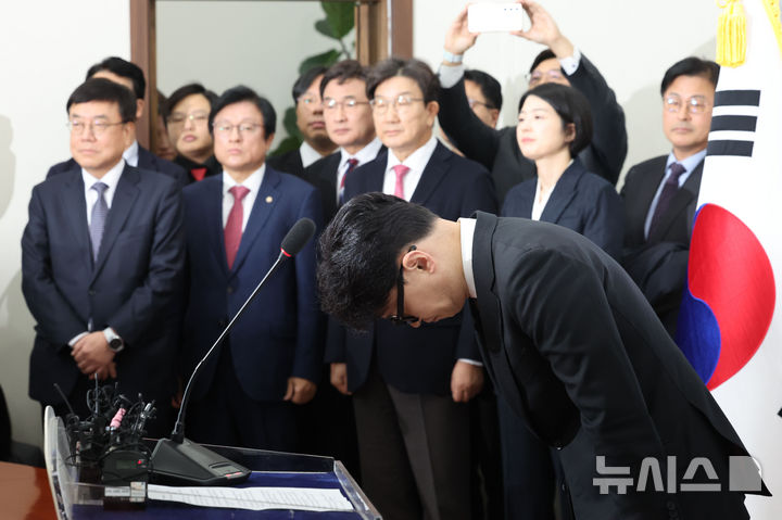 [서울=뉴시스] 권창회 기자 = 한동훈 국민의힘 대표가 16일 오전 서울 여의도 국회에서 열린 당대표 사퇴 기자회견에서 머리숙여 사과하고 있다. 2024.12.16. kch0523@newsis.com