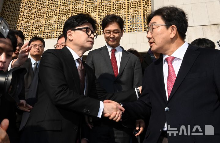 [서울=뉴시스] 국회사진기자단 = 당대표 사퇴 의사를 밝힌 한동훈 국민의힘 대표가 16일 오전 서울 여의도 국회를 나서며 권성동 원내대표와 악수하고 있다. 2024.12.16. photo@newsis.com