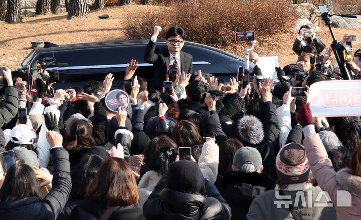 [서울=뉴시스] 국회사진기자단 = 당대표 사퇴 의사를 밝힌 한동훈 국민의힘 대표가 16일 오전 서울 여의도 국회를 나서며 지지자들과 인사하고 있다. 2024.12.16. photo@newsis.com