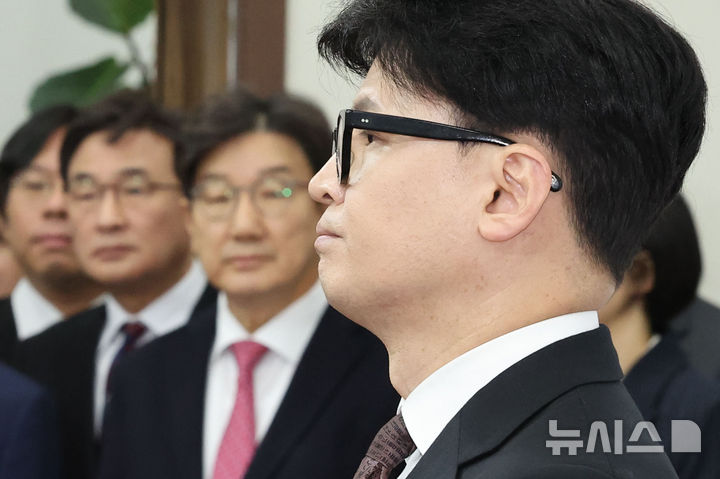 [서울=뉴시스] 권창회 기자 = 한동훈 국민의힘 대표가 지난 16일 오전 서울 여의도 국회에서 열린 당대표 사퇴 기자회견에서 생각에 잠겨 있다. 2024.12.16. kch0523@newsis.com