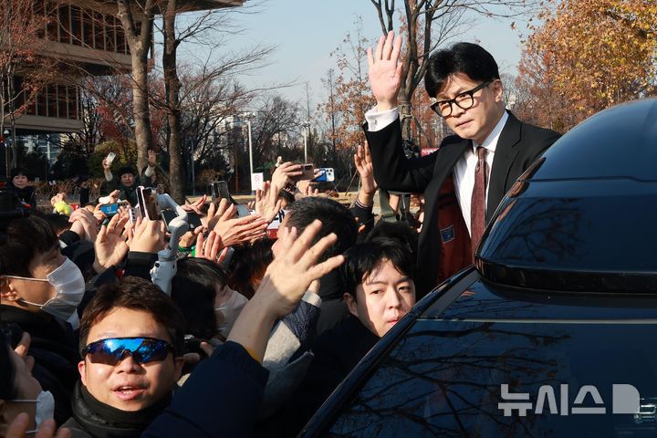 [서울=뉴시스] 국회사진기자단 = 한동훈 국민의힘 대표가 16일 오전 서울 여의도 국회에서 당대표 사퇴 기자회견을 마치고 이동하던 중 지지자들에게 인사를 하고 있다. 2024.12.16. photo@newsis.com