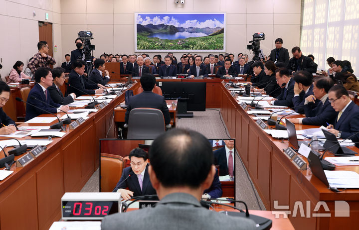 [서울=뉴시스] 고승민 기자 = 김석기 국회 외통위원장이 16일 서울 여의도 국회에서 열린 제419회 국회(임시회) 외교통일위원회 제2차 전체회의를 주재하고 있다. 2024.12.16. kkssmm99@newsis.com