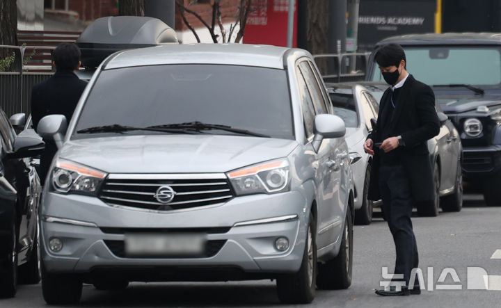 [서울=뉴시스] 김명년 기자 = 비상계엄 사태를 수사중인 공조수사본부 관계자들이 16일 서울 용산구 한남동 대통령 관저 앞에서 윤석열 대통령에 출석요구서 전달 실패 후 이동하고 있다. 2024.12.11. kmn@newsis.com