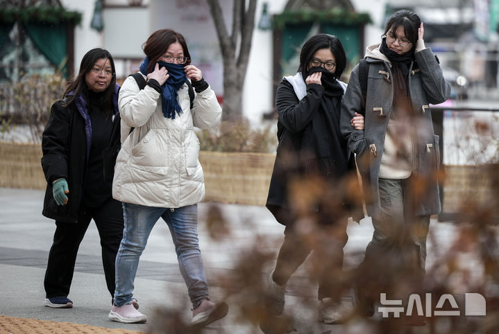 [서울=뉴시스] 정병혁 기자 = 눈이 내린 16일 서울 종로구 광화문광장에서 두꺼운 옷 차림을 한 시민들이 이동하고 있다. 2024.12.16. jhope@newsis.com