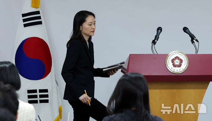 [서울=뉴시스] 추상철 기자 = 이진 헌법재판소 공보관이 16일 오후 서울 종로구 헌법재판소에서 '윤석열 대통령 탄핵심판 사건'과 관련 브리핑을 위해 단상으로 향하고 있다. 2024.12.16. scchoo@newsis.com