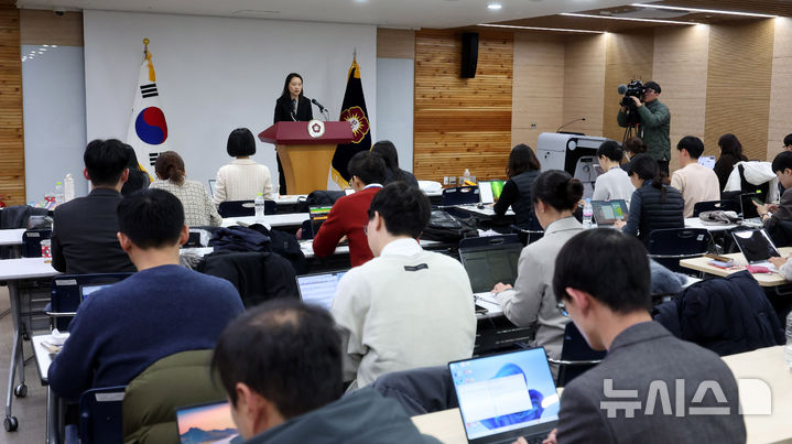 [서울=뉴시스] 추상철 기자 = 이진 헌법재판소 공보관이 16일 오후 서울 종로구 헌법재판소에서 '윤석열 대통령 탄핵심판 사건'과 관련 브리핑을 하고 있다. 2024.12.16. scchoo@newsis.com