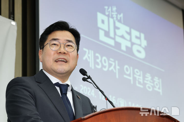 [서울=뉴시스] 권창회 기자 = 박찬대 더불어민주당 원내대표가 16일 오후 서울 여의도 국회에서 열린 의원총회에서 발언하고 있다. 2024.12.16. kch0523@newsis.com