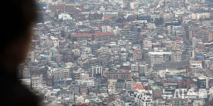 [서울=뉴시스] 서울 남산타워에서 바라본 시내 빌라 밀집지역 모습. photo@newsis.com