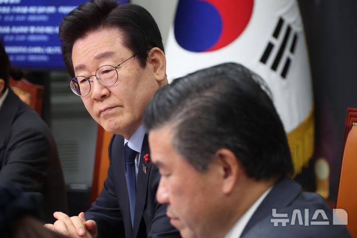 [서울=뉴시스] 조성봉 기자 = 이재명 더불어민주당 대표가 16일 오후 서울 여의도 국회에서 열린 주한미국상공회의소 관계자들과의 면담에서 제임스 김 회장의 인사말을 경청하고 있다. 2024.12.16.&nbsp; suncho21@newsis.com