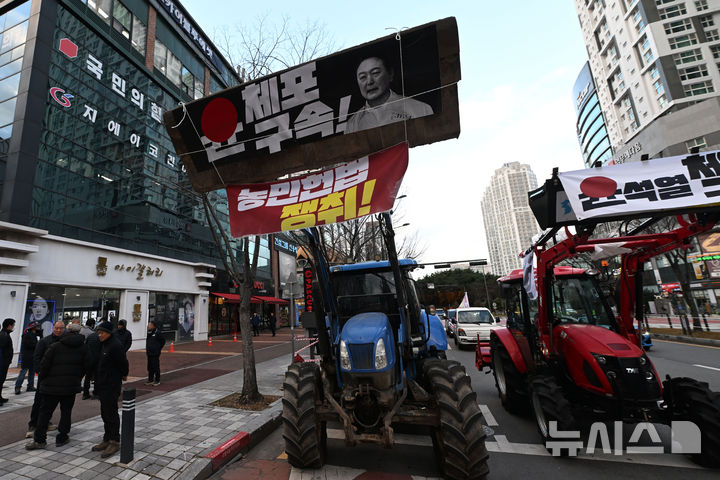 [광주=뉴시스] 이영주 기자 = 전국농민회총연맹 광주전남연맹 등 4개 농민단체가 16일 오후 광주 서구 치평동 국민의힘 광주시당 앞에서 트랙터를 동원한 기자회견을 열어 윤석열 대통령 체포·구속과 국민의힘 해체를 촉구하고 있다. 2024.12.16. leeyj2578@newsis.com