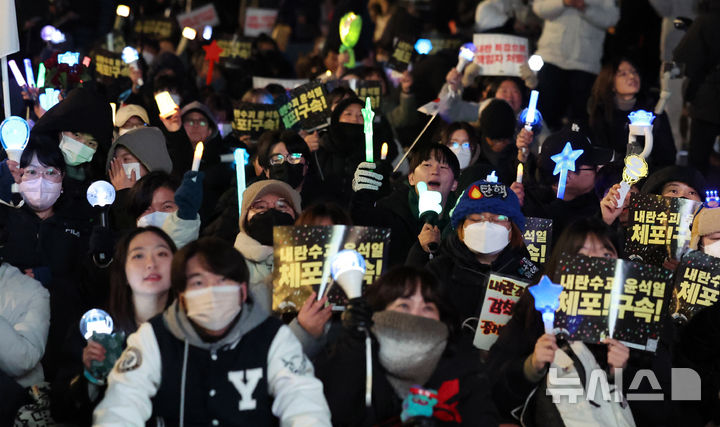 [서울=뉴시스] 추상철 기자 = 12·3 비상계엄이 선포된 이후 열린 집회에 농민, 고등학생, 2030 여성, 군인 등 다양한 정체성을 가진 이들이 참여해 연대하고 있다. 사진은 지난 16일 오후 서울 종로구 광화문 인근에서 '윤석열 즉각 파면·처벌 사회대개혁 시민대행진'에서 참가자들이 '윤석열 대통령 퇴진을 촉구'하며 피켓과 응원봉을 흔들고 있는 모습. 2024.12.16. scchoo@newsis.com