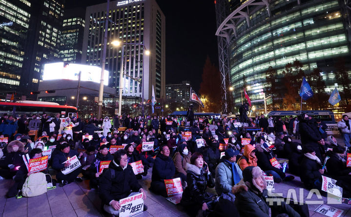 [서울=뉴시스] 추상철 기자 = 16일 오후 서울 종로구 보신각에서 촛불행동의 '윤석열 대통령 파면' 등을 촉구하는 촛불집회가 열리고 있다. 2024.12.16. scchoo@newsis.com