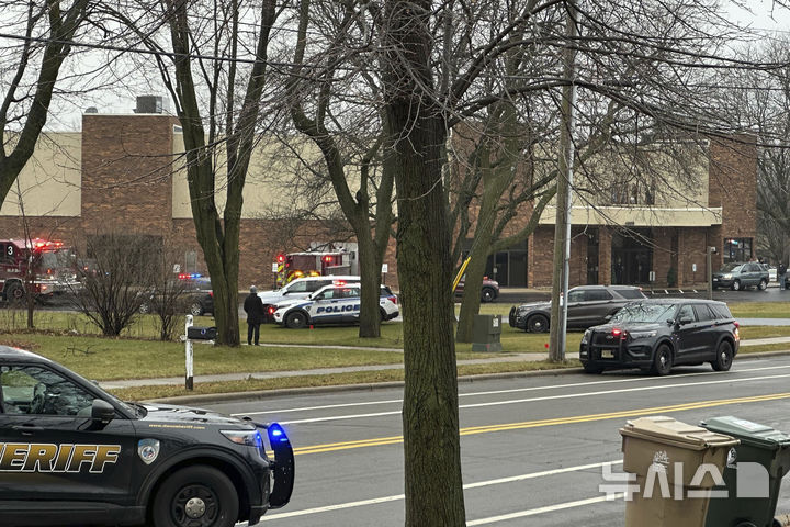 [AP/뉴시스] 16일 미 위스콘신주 매디슨의 총기난사 범행이 저질러진 학교 앞에 구급차 등이 서 있다