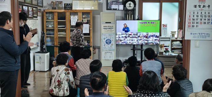 [보령=뉴시스] 보령시 스마트 경로당을 시범운영 모습. (사진=보령시청 제공) 2024.12.17. photo.newsis.com *재판매 및 DB 금지