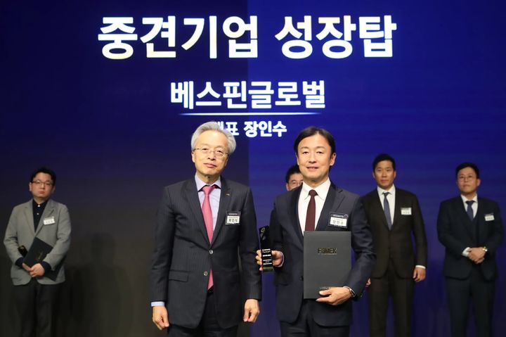 제10회 중견기업인의 날 기념식에서 (왼쪽부터)최진식 중견기업연합회장, 베스핀글로벌 장인수 한국 대표가 기념촬영하고 있다.(사진=베스핀글로벌 제공) *재판매 및 DB 금지
