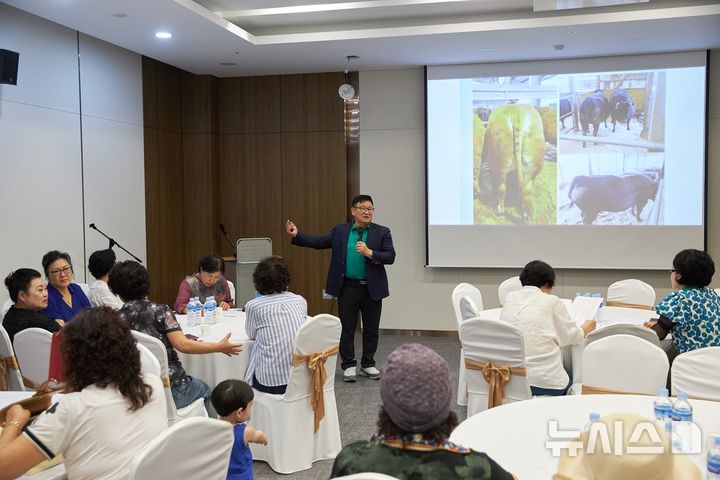[세종=뉴시스]한우자조금관리위원회는 '2024년 한우 소비자 인식개선 교육'을 성공적으로 마무리했다고 17일 밝혔다. 이번 교육은 (사)한국부인회총본부와 함께 서울·경기, 전라권, 경상권 등 총 6회에 걸쳐 진행됐고 소비자 240여명이 참여했다.(사진=한우자조금 제공)
