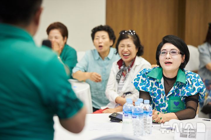 [세종=뉴시스]한우자조금관리위원회는 '2024년 한우 소비자 인식개선 교육'을 성공적으로 마무리했다고 17일 밝혔다. 이번 교육은 (사)한국부인회총본부와 함께 서울·경기, 전라권, 경상권 등 총 6회에 걸쳐 진행됐고 소비자 240여명이 참여했다.(사진=한우자조금 제공)