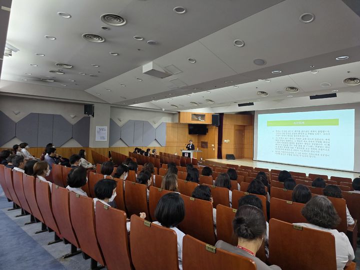 [대구=뉴시스] 경북대병원이 12월 인문학 특강을 진행하고 있다. (사진=경북대병원 제공) 2024.12.17. photo@newsis.com *재판매 및 DB 금지