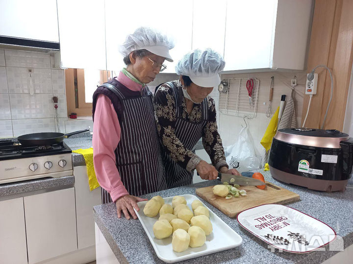 [성남=뉴시스] 성남시 경로당 급식도우미들이 경로당에 마련된 주방에서 식사를 준비 중이다.(사진=성남시 제공)2024.12.17.photo@newsis.com