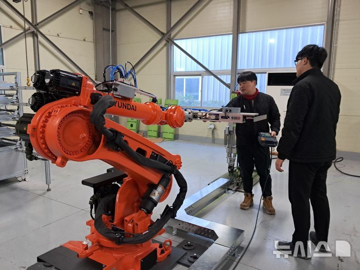 산단공 경남서부지사 '첨단제조로봇 실증사업' 추진 순항 - 뉴스 썸네일 이미지
