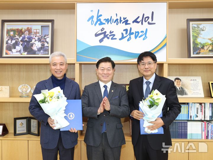 [광명=뉴시스] 박승원 광명시장(사진 가운데)이 17일 집무실에서 곽상욱 단국대학교 행정법무대학원 교수(사진 왼쪽)와 정등조 ㈜동해종합기술공사 부사장을 정원문화 조성 및 진흥 자문위원으로 위촉하고 함께 기념촬영을 하고 있다.(사진=광명시 제공)2024.12.17.photo@newsis.com