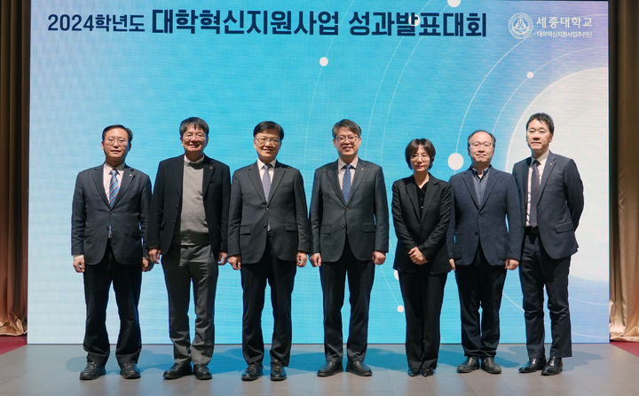 한림대 최양희 총장(왼쪽 세 번째)과 세종대 엄종화 총장(왼쪽 네 번째)을 비롯한 행사 관계자들이 기념촬영을 하고 있다. (사진=세종대 제공) *재판매 및 DB 금지