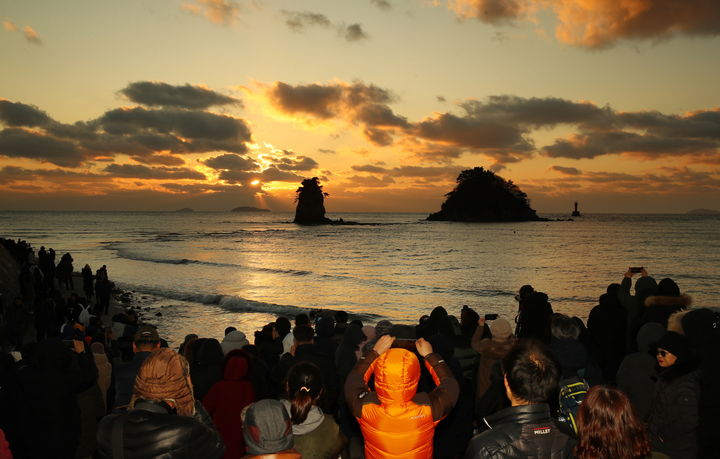 [태안=뉴시스] 지난 2019년 충남 태안군 안면읍 꽃지해수욕장에서 열린 해넘이 행사에 참석한 관광객들이 해가 지는 모습을 바라보고 있다. (사진=태안군 제공) 2024.12.17. photo@newsis.com *재판매 및 DB 금지