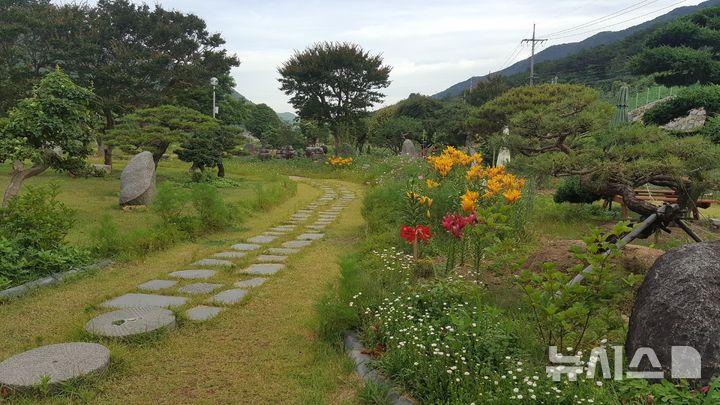 [창원=뉴시스]창원특례시 마산회원구 내서읍 소재 경남 제41호 민간정원 '케빈의 정원'.(사진=경남도 제공)2024.12.17. photo@newsis.com