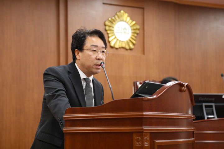 [증평=뉴시스] 충북 증평군의회 더불어민주당 이창규 의원이 17일 오전 202회 정례회 4차 본회의에서 5분 자유발언을 통해 도안면 윤모아파트를 미래를 여는 공간으로 조성하라고 군에 주문하고 있다. (사진=증평군의회 제공) 2024.12.17. photo.newsis.com *재판매 및 DB 금지