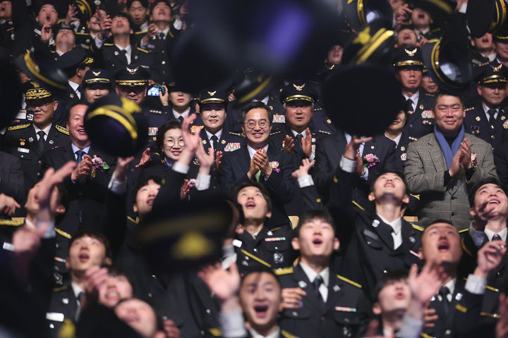 [수원=뉴시스] 17일 오전 경기아트센터 대극장에서 열린 올해 신임 소방공무원 임용식에서 김동연 경기도지사, 신임 소방공무원 등이 기념촬영을 하고 있다. (사진=경기도 제공) 2024.12.17. photo@newsis.com *재판매 및 DB 금지