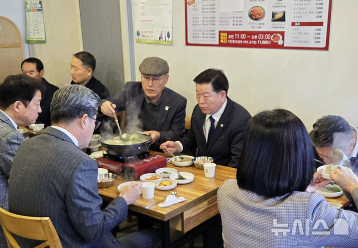 [광명=뉴시스] 박승원 광명시장이 17일 탄핵 시국 속 어려움을 겪고 있는 소상공인을 살리기 위해 간부 공무원들과 광명사거리의 한 음식점에서 점심 식사를 하고 있다.(사진=광명시 제공02024.12.17.photo@newsis.com