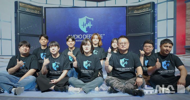 [창원=뉴시스]뮤즈블라썸 조은선(앞줄 가운데) 대표와 임직원들.(사진=뮤즈블라썸 제공)2024.12.17.photo@newsis.com