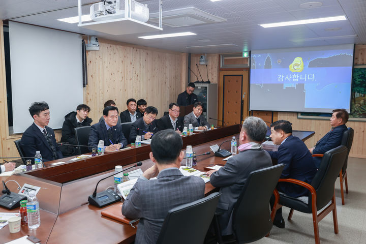 [고성(경남)=뉴시스] 신정철 기자= 경남 고성군은 지난 16일 군청 열린회의실에서 이상근 고성군수, 최을석 고성군의회 의장, 군의원, 부군수 등 15명이 참석한 가운데 지난 11월 18일부터 21일까지 3박 4일간의 국외 선진지 벤치마킹 결과에 대한 보고회를 가졌다.(사진=고성군 제공).2024.12.17. photo@newsis.com *재판매 및 DB 금지