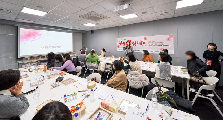 [서울=뉴시스]여성 암경험자와 보호자들이 14일 서울 강남 한국컨퍼런스센터에서 열린 '우먼 힐링 라이프' 힐링 체험 프로그램에 참여하고 있다.(사진=한화손해보험 제공)2024.12.17 photo@newsis.com *재판매 및 DB 금지