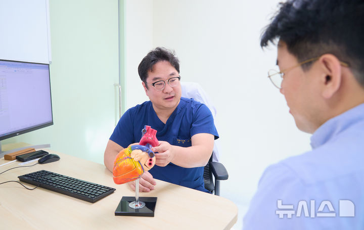 [서울=뉴시스]이대인 고려대 구로병원 순환기내과 교수가 심방세동 환자 진료를 보고 있다. (사진= 고려대 구로병원 제공) 2024.12.17. photo@newsis.com. 