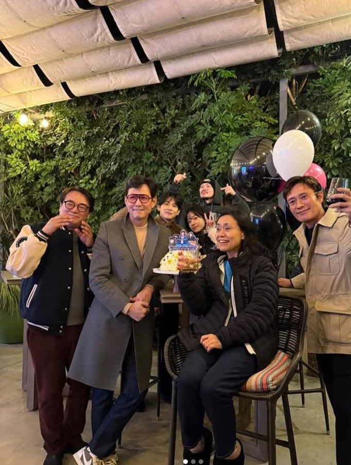 [서울=뉴시스] 배우 이정재가 넷플릭스 '오징어게임' 시즌2 출연진들과 52번째 생일 파티를 즐겼다. (사진=이정재 인스타그램 캡처) 2024.12.17. photo@newsis.com&nbsp; *재판매 및 DB 금지