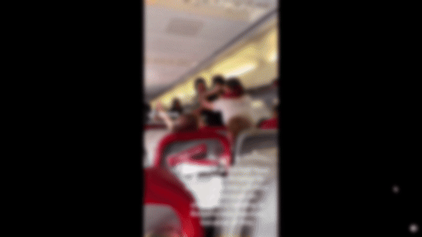 [서울=뉴시스] 튀르키예 안탈리아에서 출발해 영국 리즈로 향하던 비행기 안에서 난투극이 발생해 불가리아에 비상 착륙하는 일이 벌어졌다.(사진=온라인 커뮤니티 갈무리) *재판매 및 DB 금지