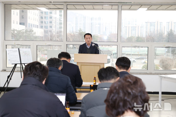 [안양=뉴시스] 이원석 기획경제실장이 17일 언론 브리핑을 열고 있다. (사진=안양시 제공). 2024.12.17. photo@newsis.com *재판매 및 DB 금지