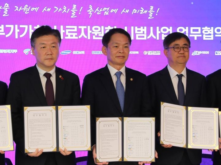 [서울=뉴시스] 이마트가 자체 유통시설인 '후레쉬센터'에서 발생한 과일·채소 부산물의 사료화 사업에 돌입한다고 17일 밝혔다. (좌측부터) 박범수 농림축산식품부 차관, 이병화 환경부 차관, 한채양 이마트 대표이사 (사진=이마트 제공) *재판매 및 DB 금지