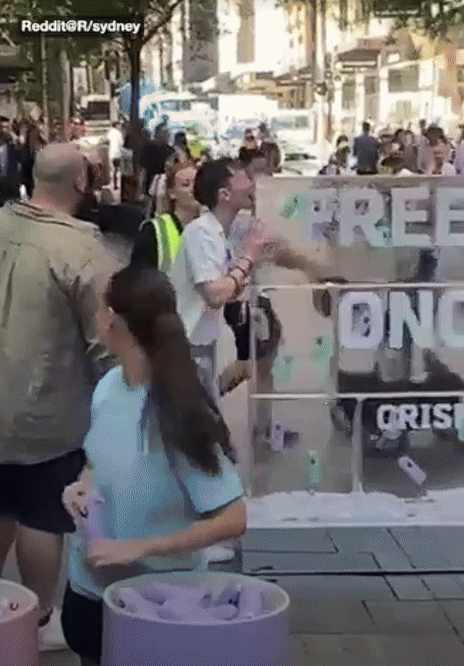 [서울=뉴시스]한 남성이 얼음 광고판을 핥았다가 곤란한 상황에 처했다.(사진=레딧) *재판매 및 DB 금지