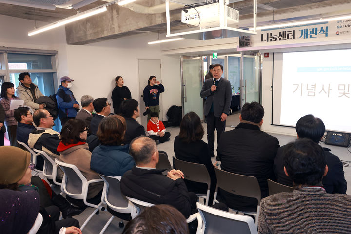 [울산=뉴시스] 구미현 기자 = 울산시 동구는 17일 남목에 위치한 남목도시재생사업 나눔센터 개소식을 갖고 김종훈 동구청장, 박경옥 동구의회 의장 등 내빈과 지역주민들이 참석해 축하 가래떡 커팅식을 하고 있다. (사진=울산시 동구 제공) 2024.12.17. photo@newsis.com *재판매 및 DB 금지