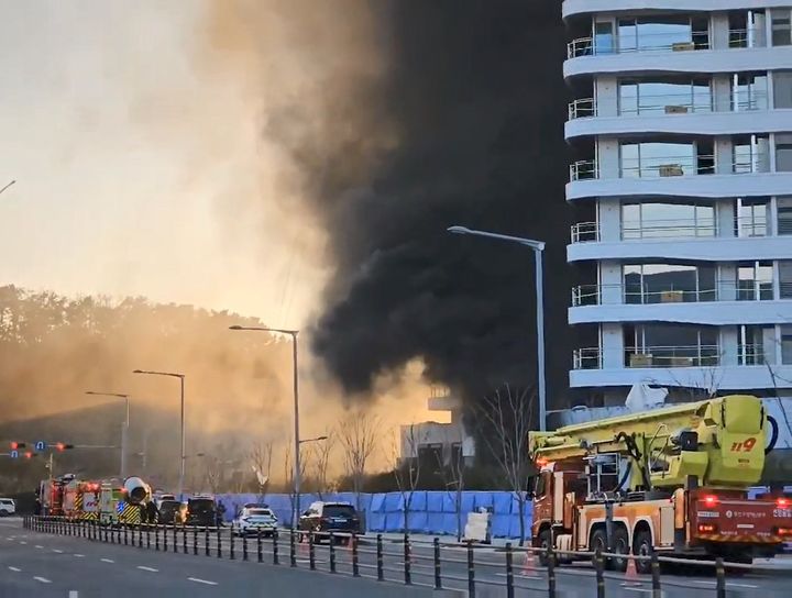 [부산=뉴시스] 17일 오후 부산 기장군 오시리아관광단지 내 건물 신축공사장 지하 2층에서 불이 났다. (사진=독자제공) 2024.12.17. photo@newsis.com *재판매 및 DB 금지