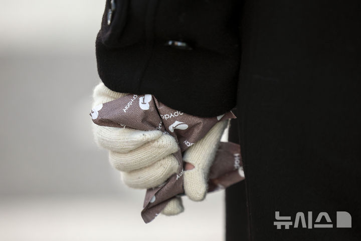 한 시민이 핫팩을 손에 쥐고 있다. (뉴시스 DB) photo@newsis.com