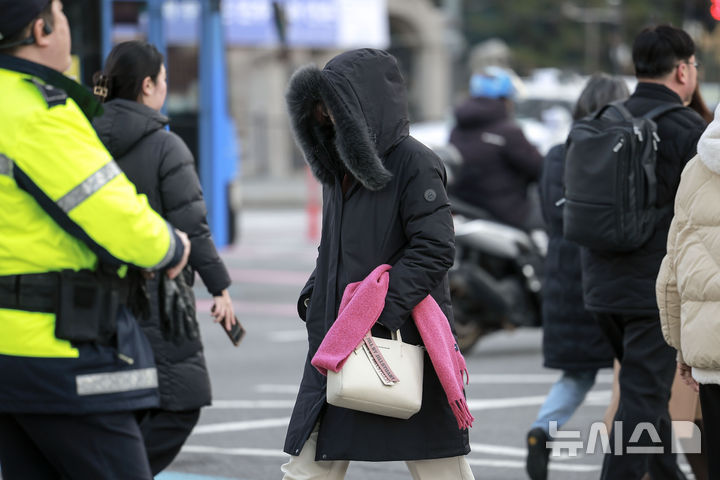 두꺼운 옷차림을 한 시민들이 이동하고 있다. (뉴시스DB) photo@newsis.com