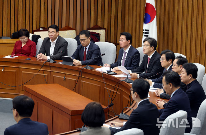 [서울=뉴시스] 조성봉 기자 = 권성동 당 대표 권한대행 겸 원내대표가 17일 오전 서울 여의도 국회에서 열린 원내대책회의에서 발언을 하고 있다. 2024.12.17. suncho21@newsis.com