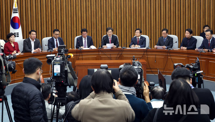 [서울=뉴시스] 조성봉 기자 = 권성동 당 대표 권한대행 겸 원내대표가 17일 오전 서울 여의도 국회에서 열린 원내대책회의에서 발언을 하고 있다. 2024.12.17. suncho21@newsis.com