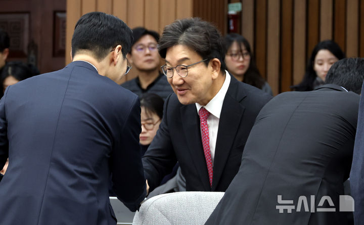 [서울=뉴시스] 조성봉 기자 = 권성동 당 대표 권한대행 겸 원내대표가 17일 오전 서울 여의도 국회에서 열린 원내대책회의에서 참석자들과 악수하고 있다. 2024.12.17. suncho21@newsis.com