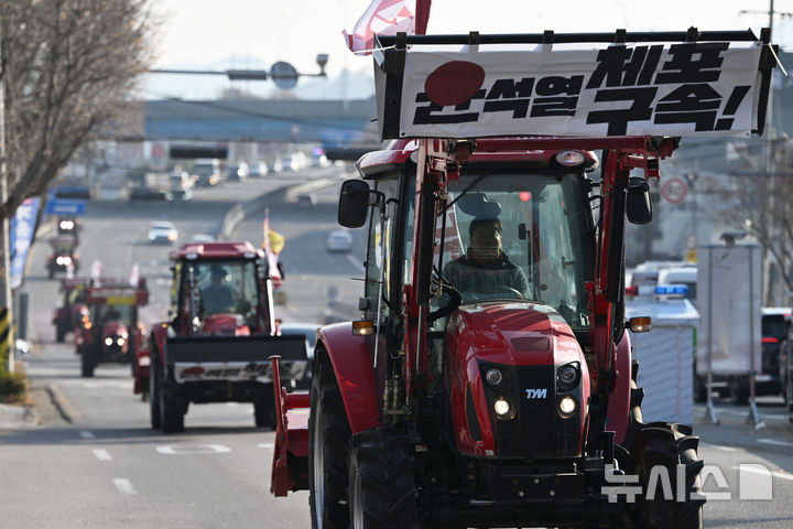 [광주=뉴시스] 이영주 기자 = 전국농민회총연맹 광주전남연맹 등 4개 농민단체로 이뤄진 '헌정유린내란수괴 윤석열 체포 결사대'가 17일 오전 광주 광산구 한 도로를 달리고 있다. 광주·전남에서 트랙터 11대를 몰고 출발한 결사대는 윤 대통령 체포·구속과 국민의힘 해체, 양곡관리법 등 농민4법 통과 등을 촉구하면서 상경 투쟁에 나선다는 방침이다. 2024.12.17. leeyj2578@newsis.com