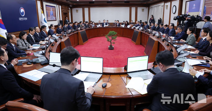 [서울=뉴시스] 조수정 기자 = 한덕수 대통령 권한대행 국무총리가 17일 서울 종로구 정부서울청사에서 열린 국무회의를 주재하고 있다. 2024.12.17. chocrystal@newsis.com